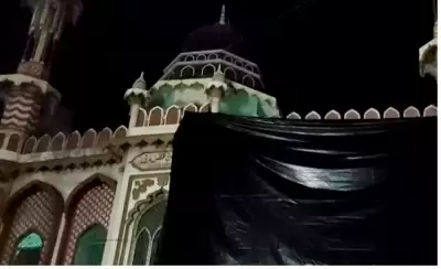 अलीगढ़ की मस्जिद को होली से पहले तिरपाल से ढका गया