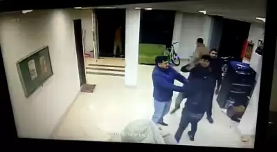 बीजेपी नेता ने गार्ड को पीटा, वीडियो आया सामने, हुआ गिरफ्तार