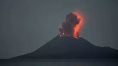 विस्फोट के बाद आइसलैंड ज्वालामुखी से लाल गर्म लावा का बहना जारी