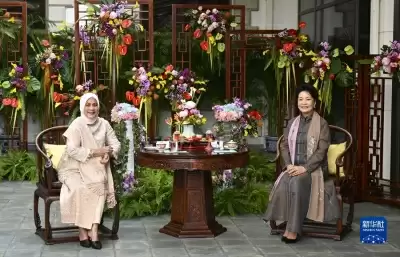 फेंग लियुआन ने इंडोनेशिया के राष्ट्रपति की पत्नी इरियाना से मुलाकात की