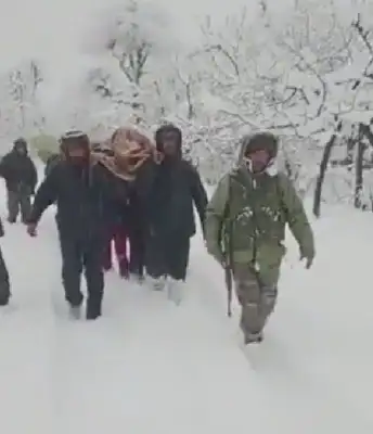 कश्मीर : सेना ने बर्फबारी के बीच गर्भवती को पहुंचाया अस्पताल, लोग जमकर कर रहे तारीफ