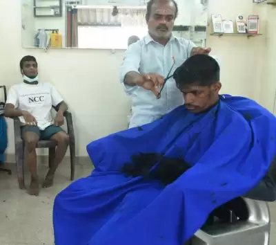 तमिलनाडु में एक सैलून में दस वर्षो से मुफ्त में काटा जा रहा विकलांगों का बाल