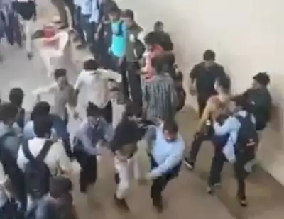 सूरत में विवि परिसर में दक्षिणपंथी कार्यकर्ताओं ने युवकों पर हमला किया