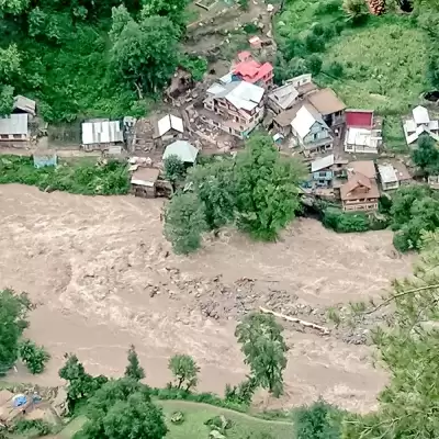 कश्मीर में बादल फटने से परिवार के 4 सदस्यों की मौत