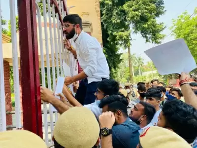 किरोड़ीमल कॉलेज प्रोफेसर का केरल के छात्रों पर विवादित टिप्पणी के विरोध में एनएसयूआई का प्रदर्शन