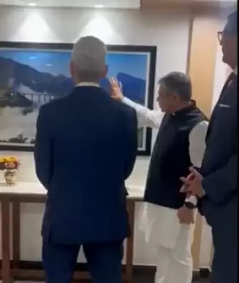 अश्विनी वैष्णव ने टिम कुक को दिखाया, रेल कैसे यात्रा करने के तरीके बदल रहा