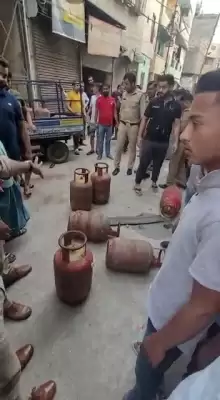 सिलेंडर से भरा ई-रिक्शा दो बच्चियों पर पलटा, एक की मौत