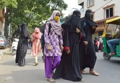कर्नाटक सरकार ने सुप्रीम कोर्ट को बताया, सिर्फ क्लासरूम में हिजाब पहनने पर पाबंदी