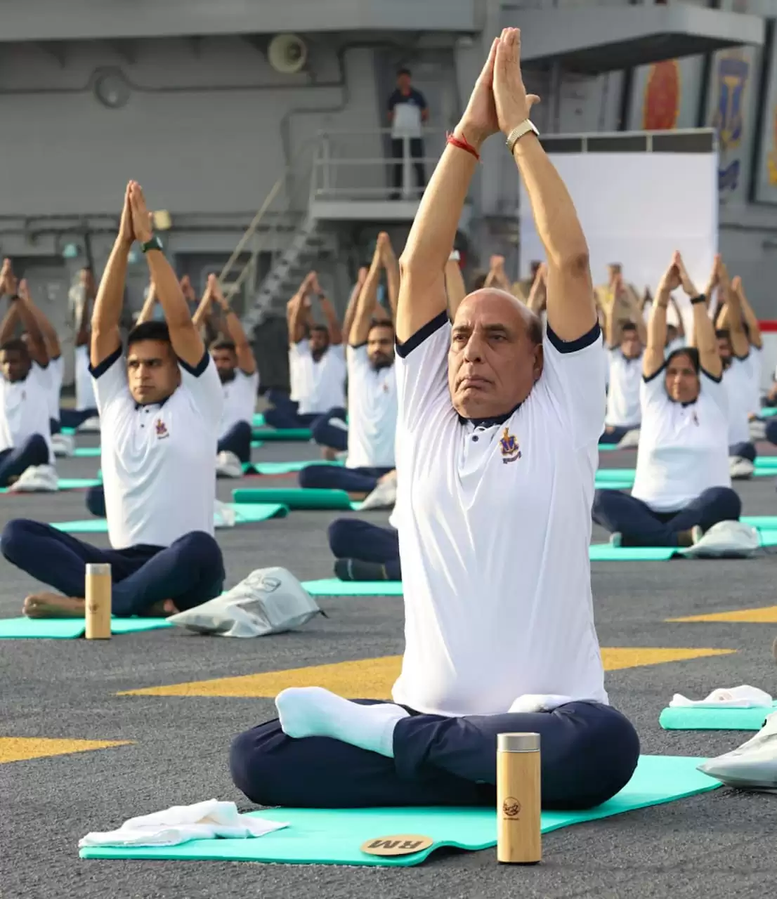 आईएनएस विक्रांत पर रक्षा मंत्री का योगाभ्यास, कहा-  शारीरिक व मानसिक अशांति से बचाता है योग
