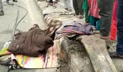 दिल्ली में तेज रफ्तार ट्रक ने फुटपाथ पर सो रहे 6 लोगों को कुचला, 4 की मौत