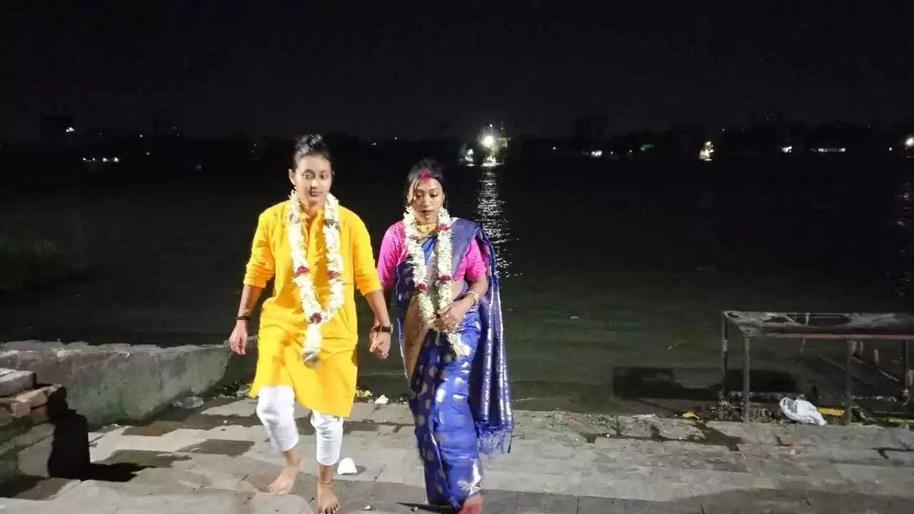कोलकाता : दो लड़कियों ने एक मंदिर में पारंपरिक तरीके से रचाई शादी