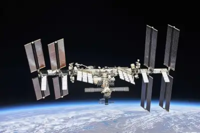 आईएसएस ने रूस के निष्क्रिय उपग्रह को नष्ट किया, अंतरिक्ष मलबे हटाए