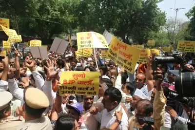 विध्वंस विवाद : भाजपा मुख्यालय के बाहर धरने पर बैठी आप