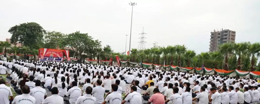 नोएडा में 1000 पुलिसकर्मियों के साथ पुलिस कमिश्नर लक्ष्मी सिंह ने किया योग