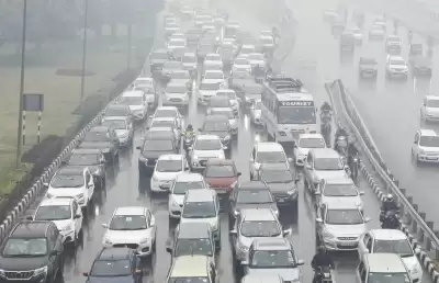 दिल्ली में रात भर हुई बारिश से थमी गाड़ियों की रफ्तार, पुलिस ने जारी की एडवाइजरी