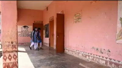 यूपी: संभल में 18 घंटे तक क्लास में बंद रही लड़की