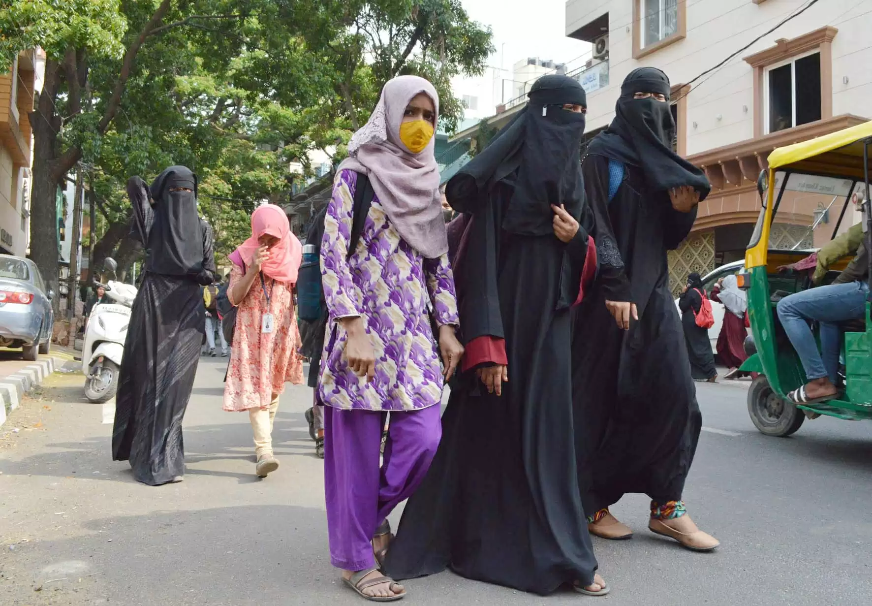 कर्नाटक सरकार हिजाब प्रतिबंध हटाने के लिए तैयार