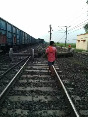 मालगाड़ी के 20 डिब्बे पटरी से उतरे, गया-हावड़ा रेल रूट पर कई ट्रेनों की सेवा बाधित