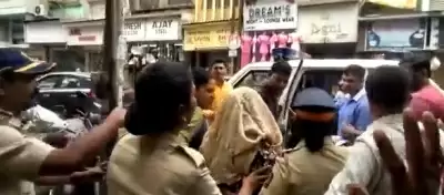 महाराष्ट्र: डिप्टी सीएम की पत्नी को रिश्वत, ब्लैकमेल करने की कोशिश के आरोप में फैशन डिजाइनर, भाई गिरफ्तार (लीड-2)