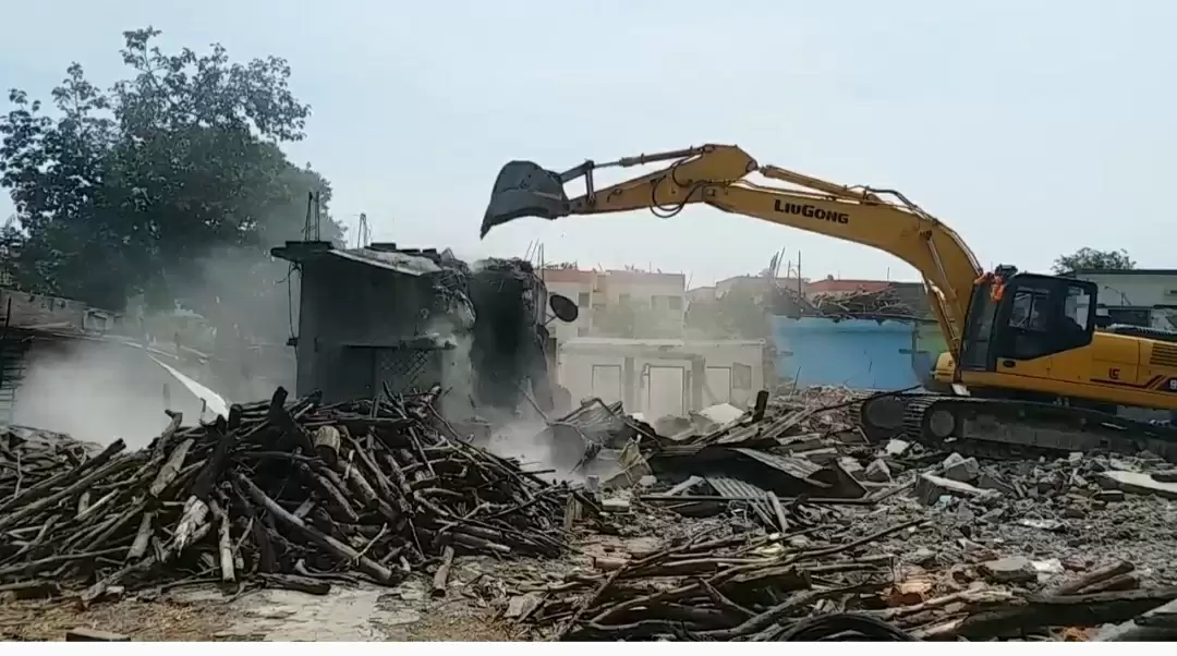 लालकुआं : लोग रोते बिलखते रहे, उधर नगीना कॉलोनी में टूटते रहे आशियाने