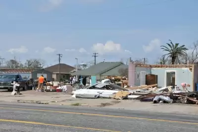 टेक्सास तट के कुछ हिस्सों में तूफान आने की आशंका