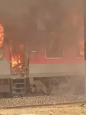 उधमपुर-दुर्ग एक्सप्रेस में आग लगी, 3 कोच जलकर खाक