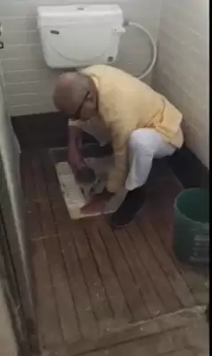 भाजपा सांसद ने हाथ से किया शौचालय साफ