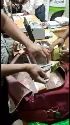 पापड़ के पैकिट में छुपाकर विदेशी नोटों को भारत से बाहर ले जा रहे शख्स को आईजीआई एयरपोर्ट पर सीआईएसएफ ने पकड़ा