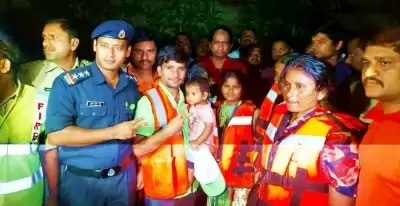 हैदराबाद : बाढ़ में फंसे परिवार को एनडीआरएफ ने बचाया