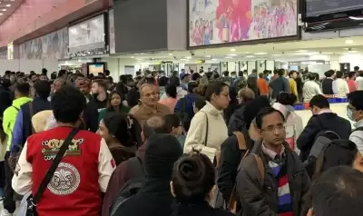दिल्ली हवाईअड्डे पर मची अफरा-तफरी, यात्रियों ने घंटों इंतजार की शिकायत की