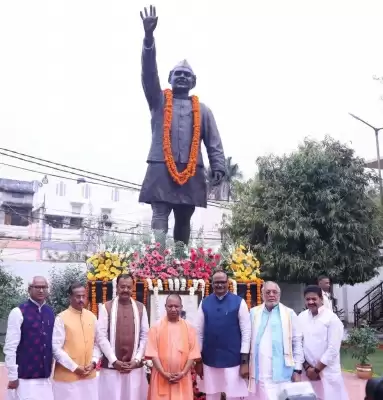 सीएम योगी ने एचएन बहुगुणा की पुण्यतिथि पर दी श्रद्धांजलि