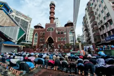 मलेशिया में लोगों ने कोरोना मामलों में गिरावट के बीच मनाई ईद