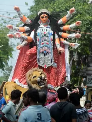 कोलकाता में दुर्गा पूजा राजनीतिक बहस का केंद्र