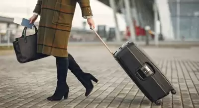 छंटनी के दौर में हवाई यात्रा, फिल्मों पर अधिक खर्च कर रहे भारतीय