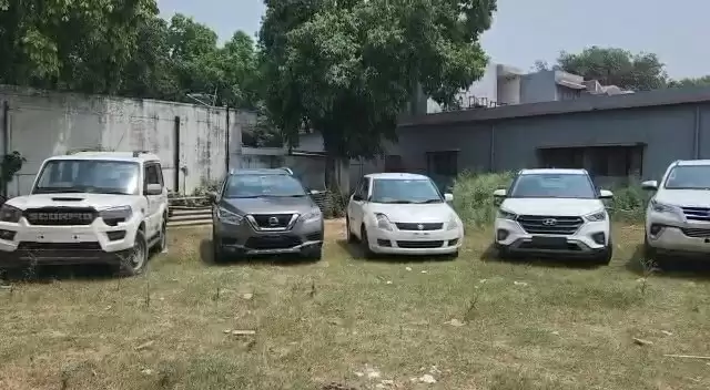 लग्जरी गाड़ियां चुराने वाला गैंग गिरफ्तार, 8 लग्जरी गाड़ियां बरामद, महिला समेत 4 गिरफ्तार, 38 मामले हैं दर्ज