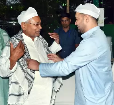 जदयू की इफ्तार पार्टी में नीतीश ने तेजस्वी को उनकी कार तक आकर विदा किया