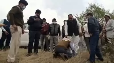 शिवपुरी में ओला पीड़ित किसान ने मदद की गुहार लगाते हुए पूर्व विधायक के पैर पकड़े