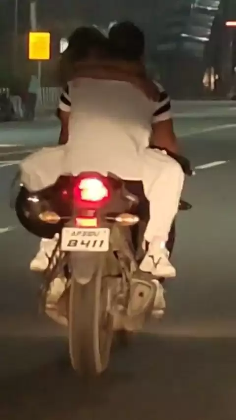 नेशनल हाईवे पर युवक-युवती की अश्लील स्टंटबाजी, पुलिस ने शुरू की जांच