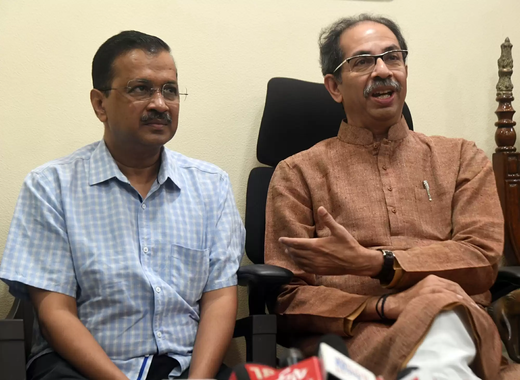 अध्यादेश के खिलाफ उद्धव ठाकरे की शिवसेना ने केजरीवाल को दिया समर्थन