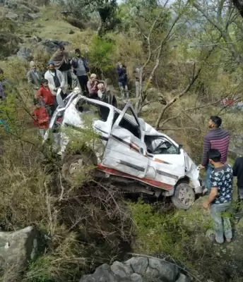 जम्मू-कश्मीर में सड़क हादसे में 14 घायल