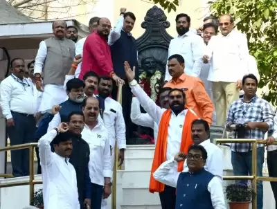 शिंदे ने ठाकरे गुट को घेरने की कोशिश की, व्हिप जारी किया (लीड-1)