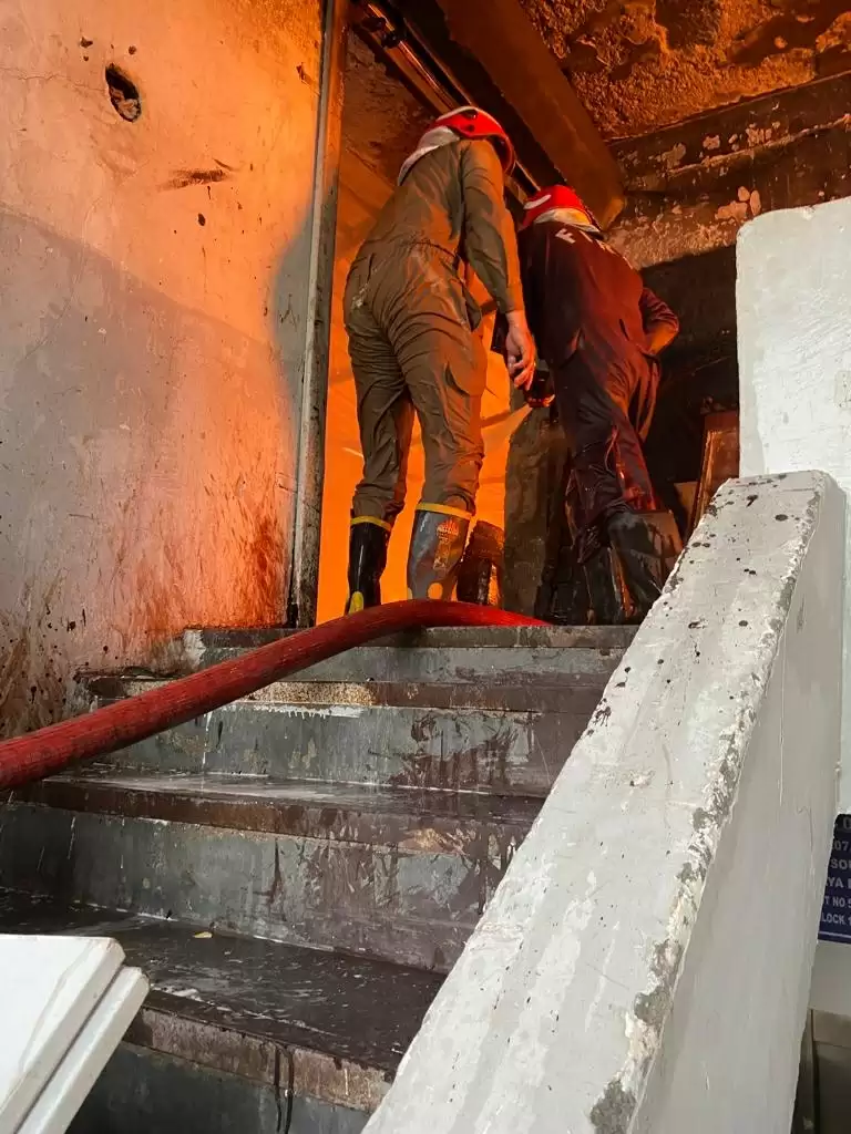 पश्चिमी दिल्ली के वेयरहाउस में लगी भीषण आग