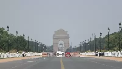 दिल्ली में आसमान साफ, हवा की गुणवत्ता मध्यम