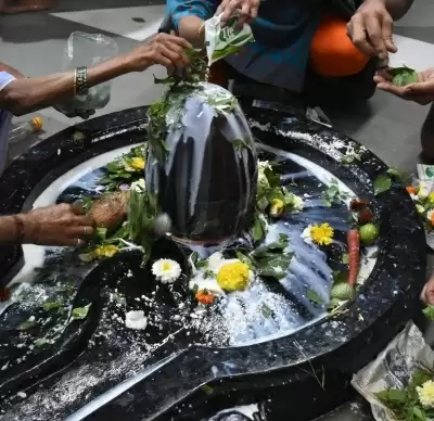 महाशिवरात्रि पर यूपी के मंदिरों में गूंज रहे हर हर महादेव के नारे