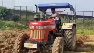 अब अपने खेतों में ट्रैक्टर चला रहे कैप्टन कूल धोनी, इंस्टाग्राम पर डाला वीडियो