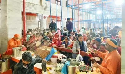 गोरखपुर पहुंचे सीएम योगी, गुरु गोरखनाथ का किया दर्शन-पूजन