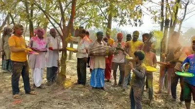 बिहार के बगहा में पेड़, पौधों के साथ खेली गई अनोखी होली, दिया गया पर्यावरण संरक्षण का संदेश