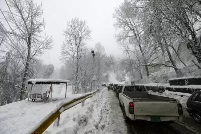 पाकिस्तान में बर्फबारी में फंसे 16 से 19 लोगों की मौत : मंत्री