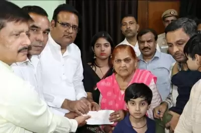 दिल्ली सरकार ने ड्यूटी के दौरान कोरोना से जान गंवाने वाली ममता रानी के परिवार को दिए 1 करोड़ रुपये