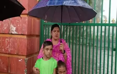 ग्रेड पे विवाद: भारी बारिश में धरने पर बैठी सस्पेंड पुलिसकर्मी की पत्नी, बच्चों के साथ आत्मदाह की दी धमकी